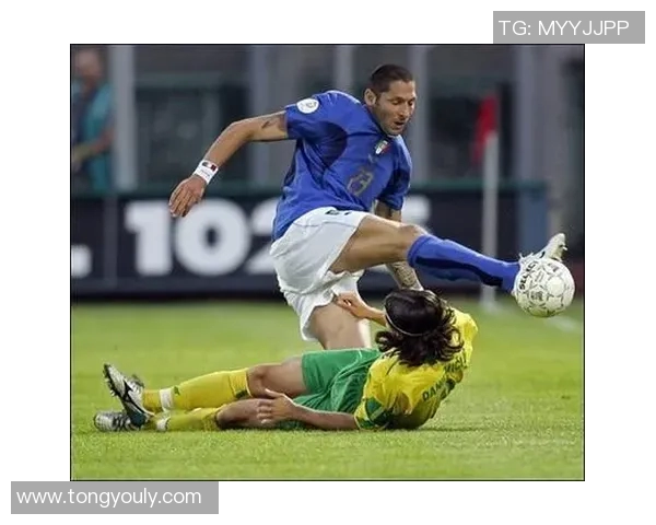 韩国足球明星因暴力犯规引发争议球迷和媒体的不同声音解析